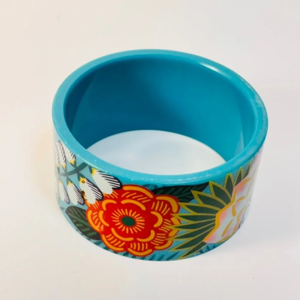 N/A vibrant turquoise